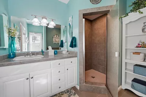 Bath - 11818 Upper Circle Dr, Grass Valley, CA 95949 photo 4 of 6
