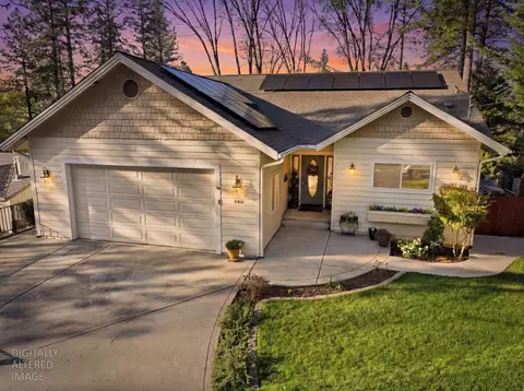 11818 Upper Circle Dr, Grass Valley, CA 95949