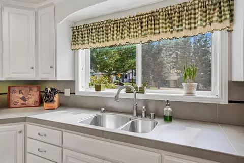 Kitchen - 11818 Upper Circle Dr, Grass Valley, CA 95949 photo 2 of 3