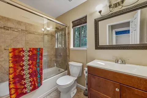 Bath - 13999 Fifield Rd, Grass Valley, CA 95945 photo 4 of 4