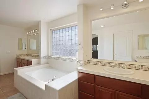 Bath - 4666 Treasure Ct, Turlock, CA 95382 photo 5 of 6