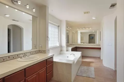 Bath - 4666 Treasure Ct, Turlock, CA 95382 photo 4 of 6