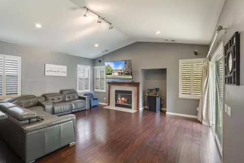 Living - 4666 Treasure Ct, Turlock, CA 95382 photo 6 of 7