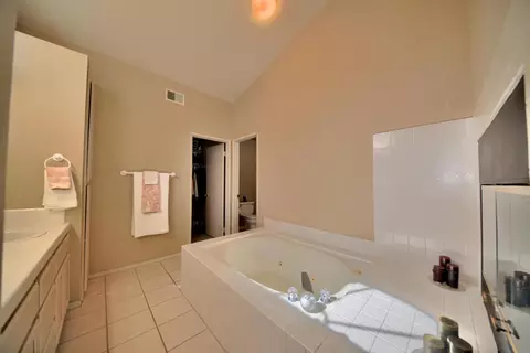 Bath - 1007 Lourence Dr, Tracy, CA 95376 photo 3 of 4