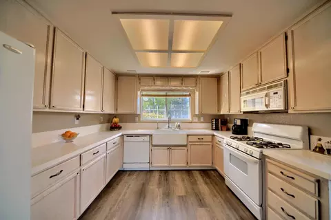 Kitchen - 1007 Lourence Dr, Tracy, CA 95376 photo 1 of 7