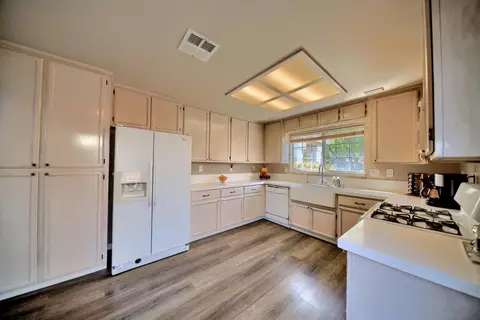 Kitchen - 1007 Lourence Dr, Tracy, CA 95376 photo 4 of 7