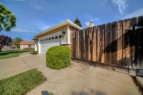 Exterior - 1007 Lourence Dr, Tracy, CA 95376 photo 12 of 14
