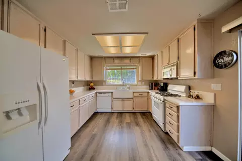 Kitchen - 1007 Lourence Dr, Tracy, CA 95376 photo 2 of 7