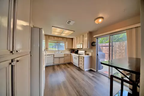Kitchen - 1007 Lourence Dr, Tracy, CA 95376 photo 3 of 7