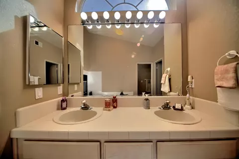 Bath - 1007 Lourence Dr, Tracy, CA 95376 photo 2 of 4