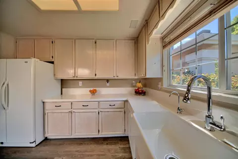 Kitchen - 1007 Lourence Dr, Tracy, CA 95376 photo 5 of 7
