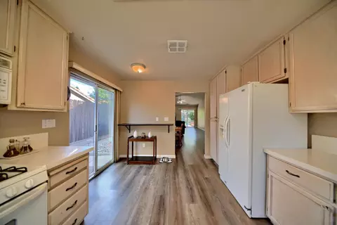 Kitchen - 1007 Lourence Dr, Tracy, CA 95376 photo 6 of 7