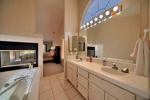 Bath - 1007 Lourence Dr, Tracy, CA 95376 photo 4 of 4