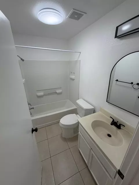 Bath - 1281 Sunup Dr, Merced, CA 95348 photo 3 of 6