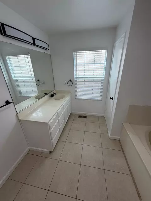 Bath - 1281 Sunup Dr, Merced, CA 95348 photo 5 of 6