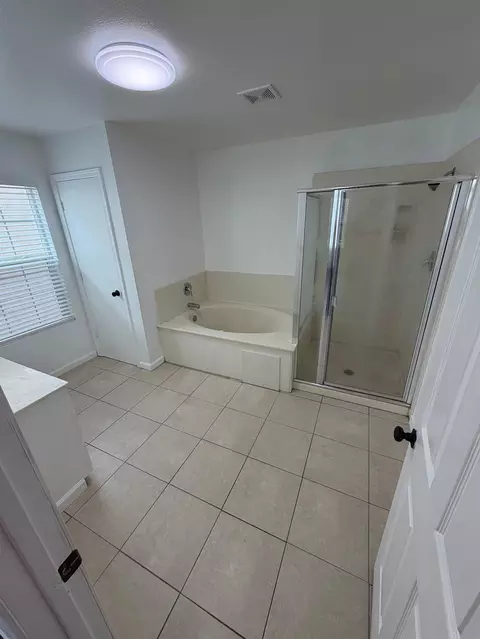 Bath - 1281 Sunup Dr, Merced, CA 95348 photo 4 of 6