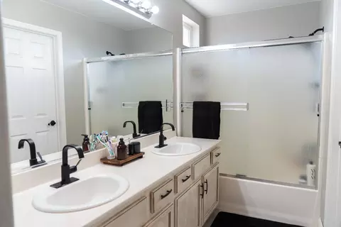 Bath - 6904 Melody Ct, Hughson, CA 95326 photo 3 of 4