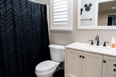 Bath - 6904 Melody Ct, Hughson, CA 95326 photo 2 of 4