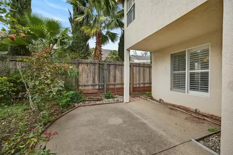 Exterior - 5216 Wyndham Oak Ln, Carmichael, CA 95608 photo 7 of 8