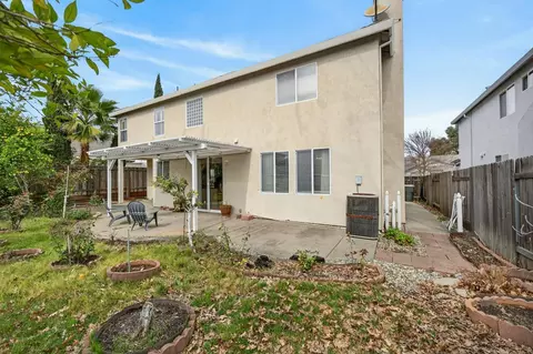 Exterior - 5216 Wyndham Oak Ln, Carmichael, CA 95608 photo 5 of 8