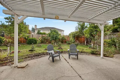 Exterior - 5216 Wyndham Oak Ln, Carmichael, CA 95608 photo 3 of 8