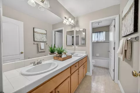 Bath - 5216 Wyndham Oak Ln, Carmichael, CA 95608 photo 7 of 8