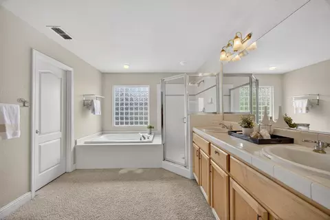 Bath - 5216 Wyndham Oak Ln, Carmichael, CA 95608 photo 3 of 8