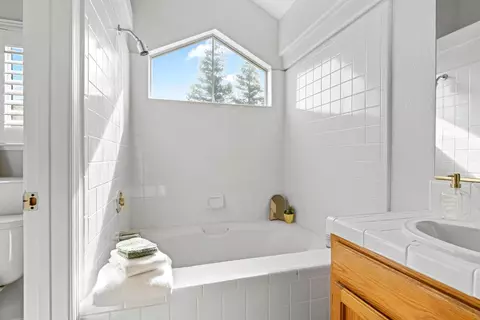 Bath - 716 Hemmingway Ct, Tracy, CA 95376 photo 2 of 3