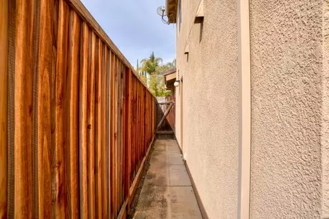 Entry Way - 716 Hemmingway Ct, Tracy, CA 95376 photo 4 of 4
