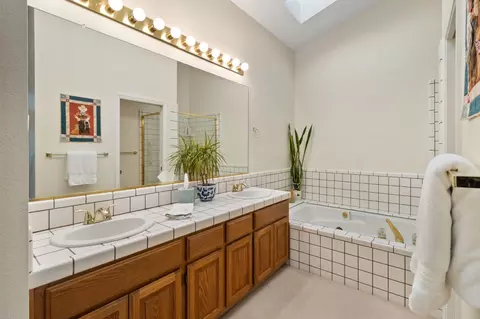 Bath - 1153 Copper Lantern Ct, Modesto, CA 95355 photo 2 of 3