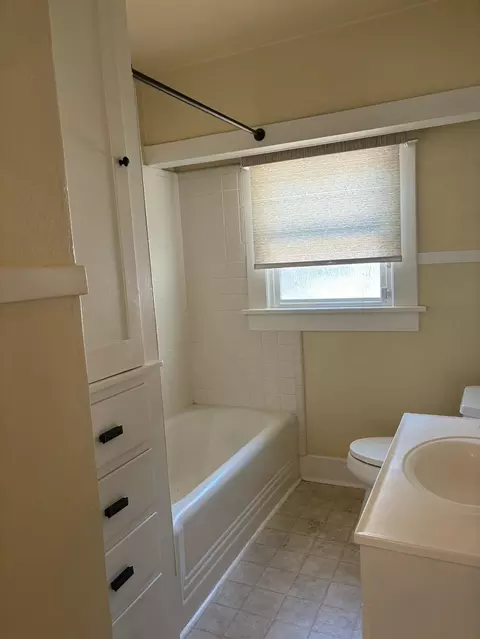 Bath - 417 Enslen Ave, Modesto, CA 95354 photo 3 of 3