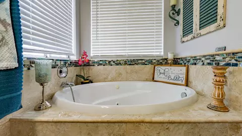 Bath - 707 Chenin Blanc Dr, Manteca, CA 95337 photo 2 of 9