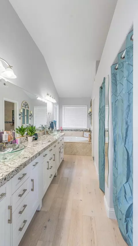 Bath - 707 Chenin Blanc Dr, Manteca, CA 95337 photo 1 of 9