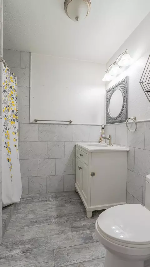 Bath - 707 Chenin Blanc Dr, Manteca, CA 95337 photo 7 of 9