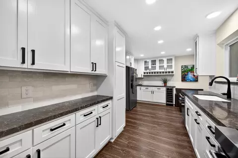 Kitchen - 80 Riverknoll Pl, Carmichael, CA 95608 photo 3 of 7