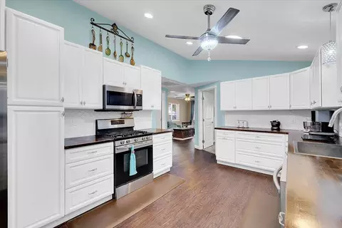 Kitchen - 5664 Riverside Dr, Olivehurst, CA 95961 photo 3 of 7