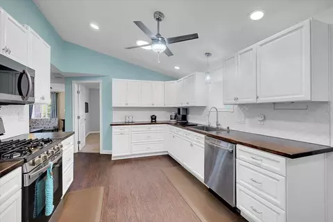 Kitchen - 5664 Riverside Dr, Olivehurst, CA 95961 photo 4 of 7