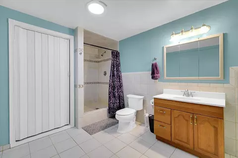Bath - 5664 Riverside Dr, Olivehurst, CA 95961 photo 2 of 7