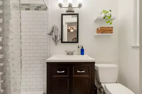 Bath - 5417 Edgerly Way, Carmichael, CA 95608 photo 2 of 2