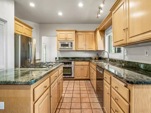 Kitchen - 5373 Prairie Loop, Placerville, CA 95667 photo 2 of 4