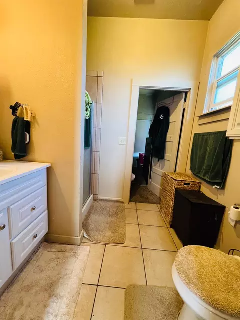 Bath - 612 16th St, Modesto, CA 95354 photo 1 of 3