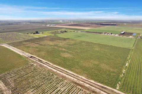 4923 W Acampo Rd, Lodi, CA 95242