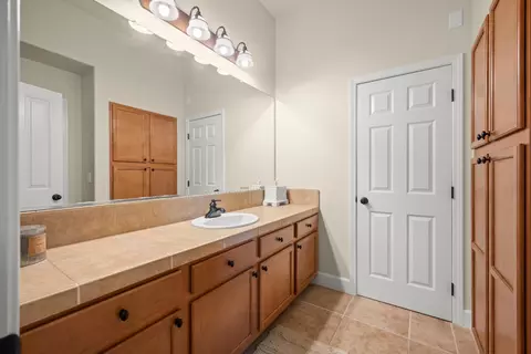Bath - 9478 Sidesaddle Dr, Wilton, CA 95693 photo 7 of 8