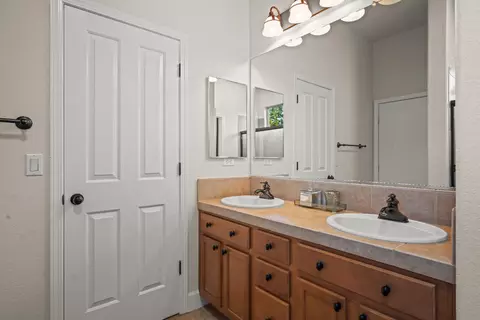 Bath - 9478 Sidesaddle Dr, Wilton, CA 95693 photo 6 of 8