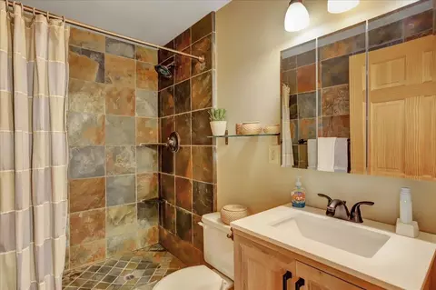 Bath - 16710 River Ranch Rd, Grass Valley, CA 95949 photo 1 of 2