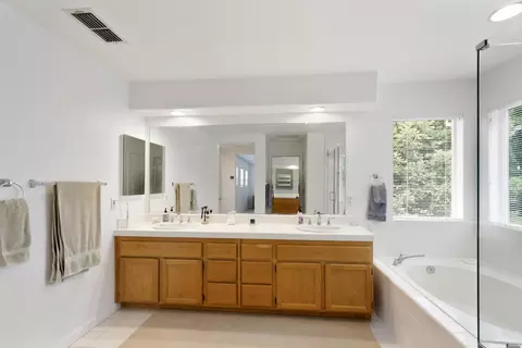 Bath - 2015 Bishop Pl, Davis, CA 95618 photo 2 of 6