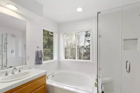 Bath - 2015 Bishop Pl, Davis, CA 95618 photo 4 of 6