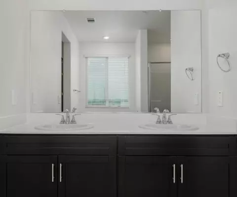 Bath - 1300 Bastion Ave, Galt, CA 95632 photo 1 of 4
