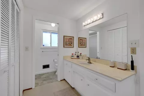 Bath - 2851 Royal Palm Way, Carmichael, CA 95608 photo 4 of 7
