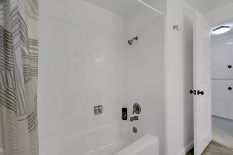 Bath - 2851 Royal Palm Way, Carmichael, CA 95608 photo 3 of 7
